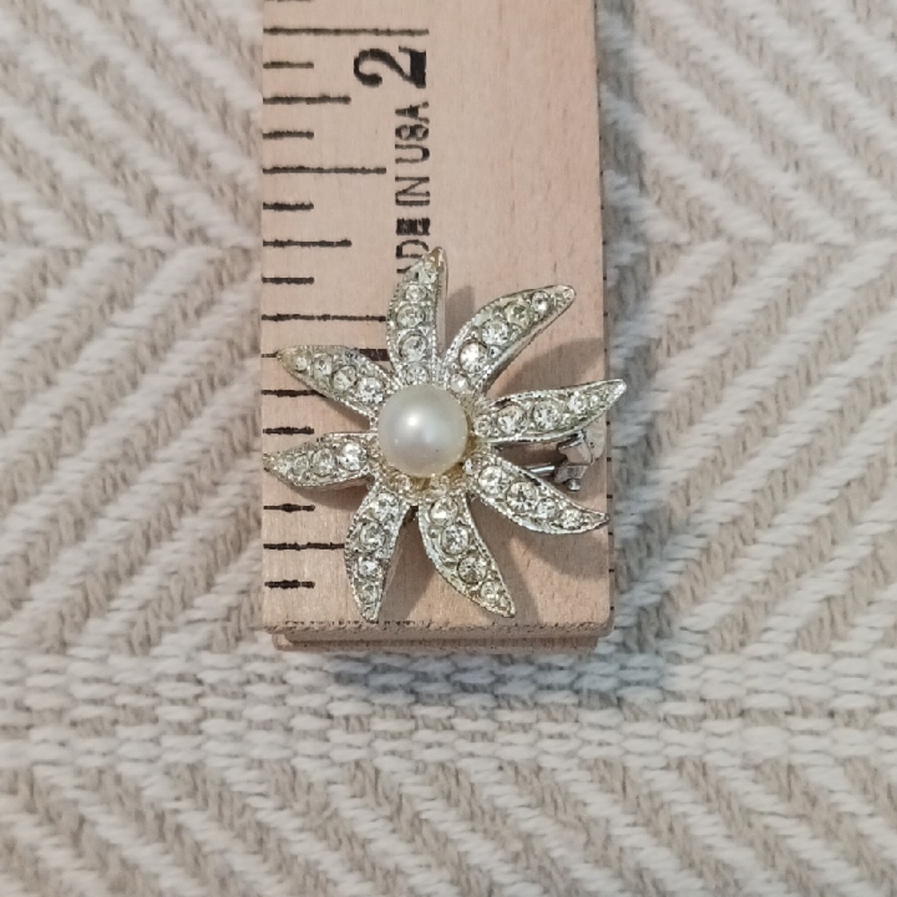Elegant Silver and Pearl Flower Brooch - Picture 1 of 6